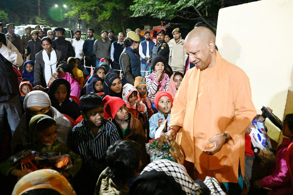 मजबूर या बेसहारा व्यक्ति सड़क किनारे न सोए- सीएम योगी