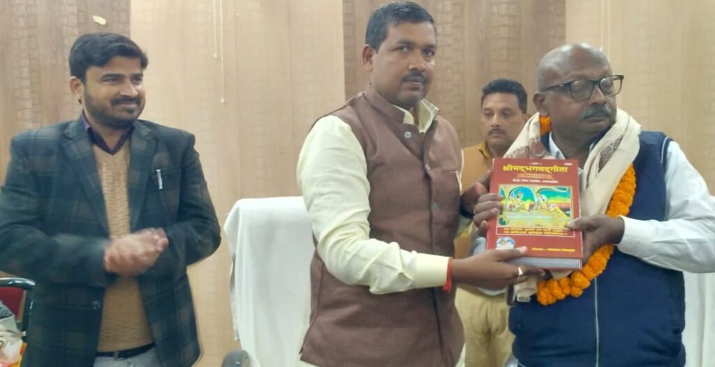 नौतनवा ब्लॉक के अवर अभियंता लघु सिंचाई केशव प्रसाद को ब्लॉक प्रमुख ने दी भावभीनी विदाई