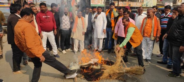 बांग्लादेश में हिंदुओं पर अत्याचार, नौतनवा में जन आक्रोश रैली, बांग्लादेश प्रधानमंत्री का पुतला दहन