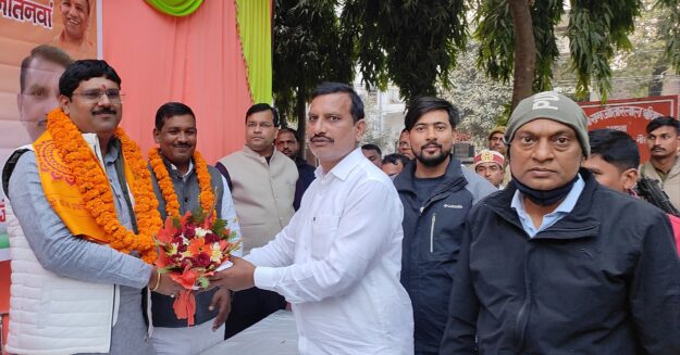 नौतनवा में विधायक ने जरूरतमंदों को कंबल देकर लिया आशीर्वाद