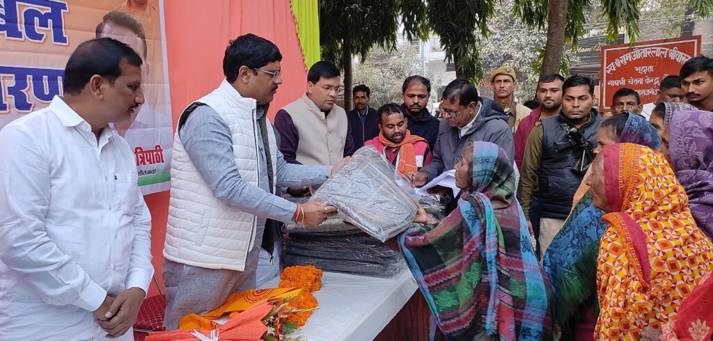 नौतनवा में विधायक ने जरूरतमंदों को कंबल देकर लिया आशीर्वाद