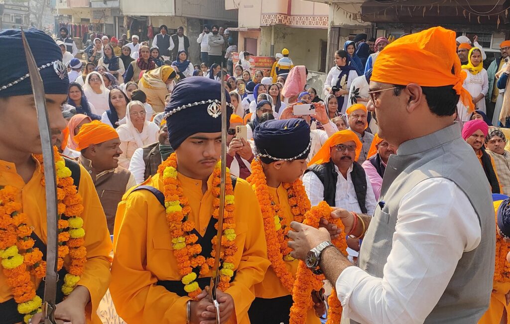 नौतनवा में वीर बाल दिवस पर निकली शहादत यात्रा, विधायक ने दी साहिबजादों को श्रद्धांजलि