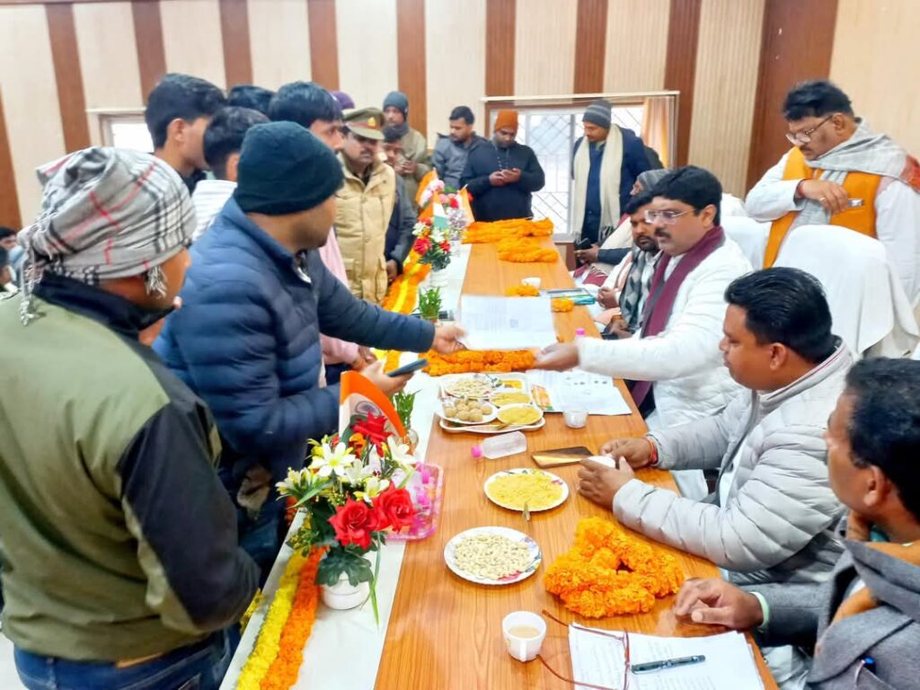 लक्ष्मीपुर ब्लॉक पर विधायक ऋषि त्रिपाठी ने जन संवाद के माध्यम से दी नव वर्ष की शुभकामनाएँ