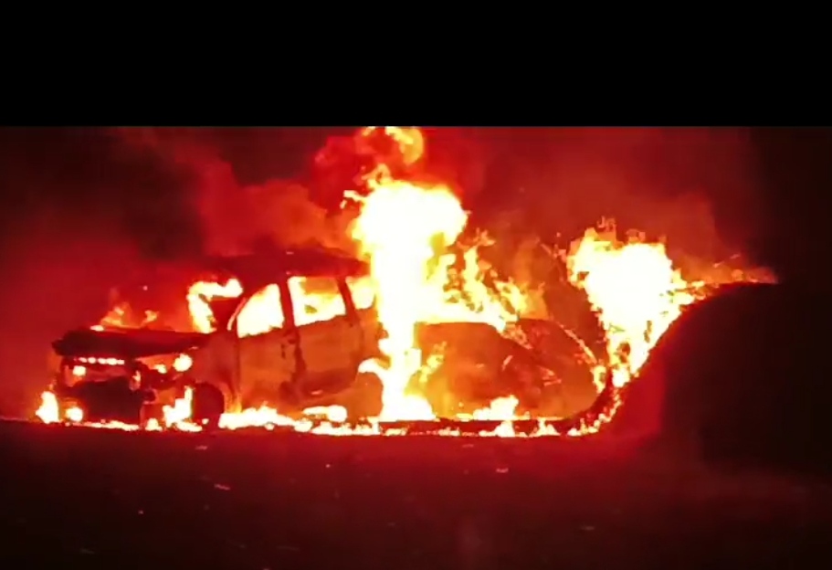 कब्रिस्तान में धू-धू कर जल उठी अर्टिगा कार, प्रेम प्रसंग से जोड़ी जा रही घटना