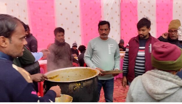 चेयरमैन नौतनवा ने खिचड़ी सहभोज कर सामाजिक समरसता का दिया संदेश 2 चेयरमैन नौतनवा ने खिचड़ी सहभोज कर सामाजिक समरसता का दिया संदेश