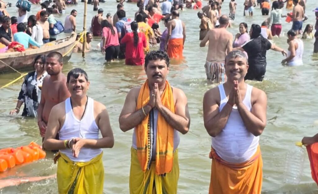 विधायक ऋषि त्रिपाठी ने किया त्रिवेणी संगम में स्नान, देश व नौतनवा के लिए की मंगलकामना