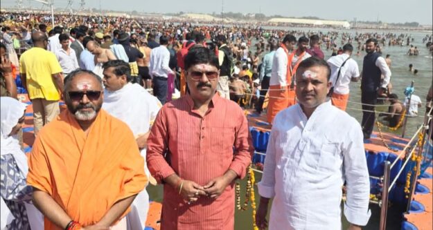 विधायक ऋषि त्रिपाठी ने किया त्रिवेणी संगम में स्नान, देश व नौतनवा के लिए की मंगलकामना