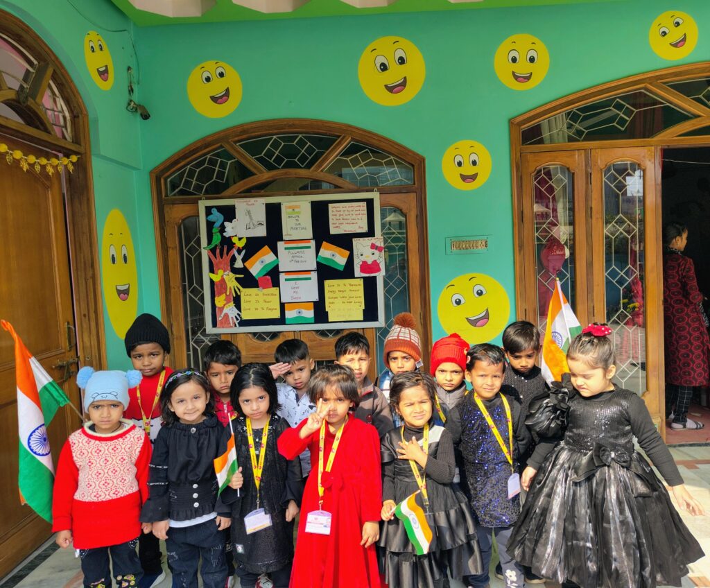 बचपन प्ले स्कूल नौतनवा में पुलवामा शहीदों को श्रद्धांजलि और वैलेंटाइन डे पर विशेष कार्यक्रम