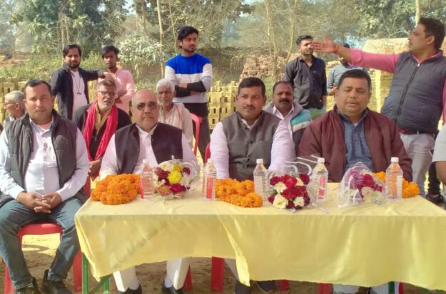 नौतनवा: गजरहा में अंत्येष्टि स्थल का ब्लॉक प्रमुख राकेश मद्धेशिया ने की भूमि पूजन