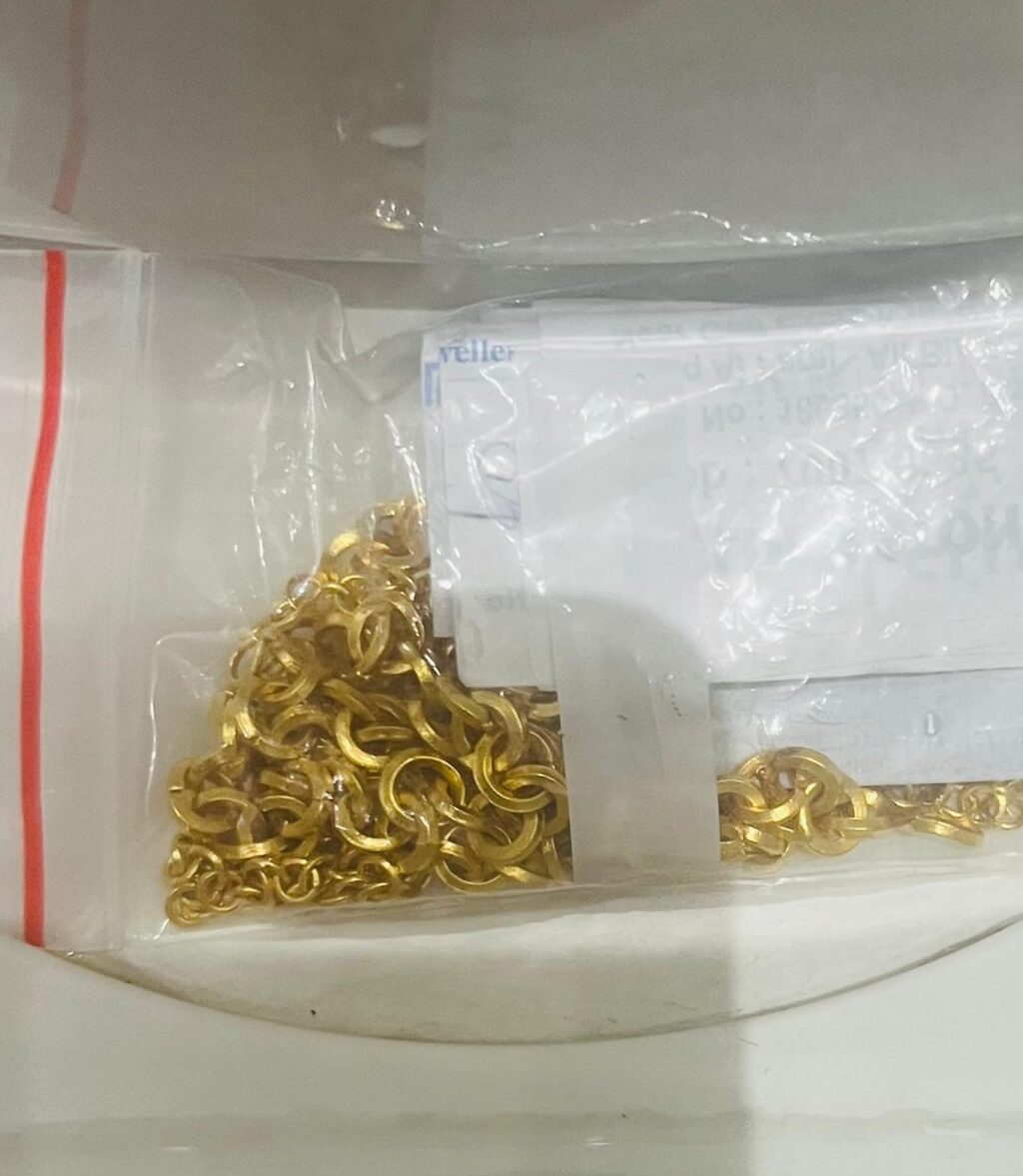 गौतम बुद्ध अंतर्राष्ट्रीय विमानस्थल के महिला शौचालय में मिला 125 ग्राम सोना की दो चैन