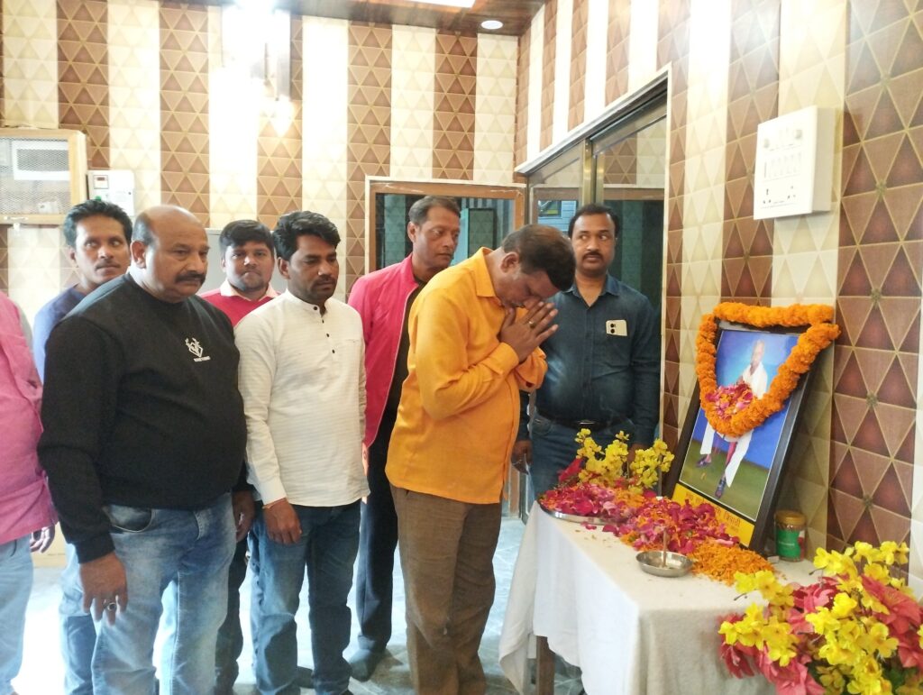 स्वर्गीय राजेंद्र मणि त्रिपाठी की द्वितीय पुण्यतिथि पर नौतनवा अध्यक्ष सहित गणमान्य लोगों ने दी श्रद्धांजलि