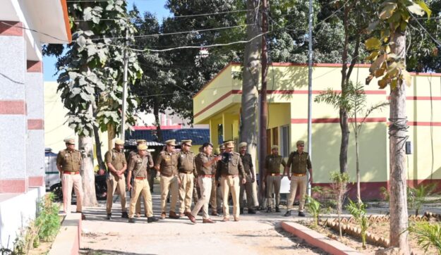 त्यौहारों के मद्देनजर पुलिस अधीक्षक महराजगंज ने किया थानों का औचक निरीक्षण