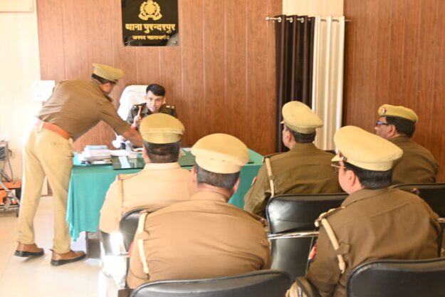 त्यौहारों के मद्देनजर पुलिस अधीक्षक महराजगंज ने किया थानों का औचक निरीक्षण