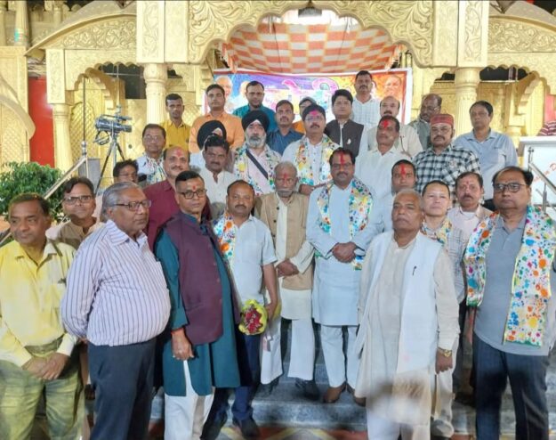 नौतनवां में होली मिलन समारोह एवं नगर पालिका अध्यक्ष बृजेश मणि त्रिपाठी के जन्मदिन की धूम