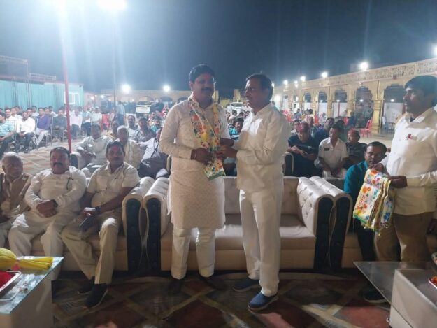 नौतनवां में होली मिलन समारोह एवं नगर पालिका अध्यक्ष बृजेश मणि त्रिपाठी के जन्मदिन की धूम