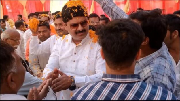 नौतनवा ब्लॉक में होली मिलन समारोह, पुष्प वर्षा कर विधायक ने खेली होली