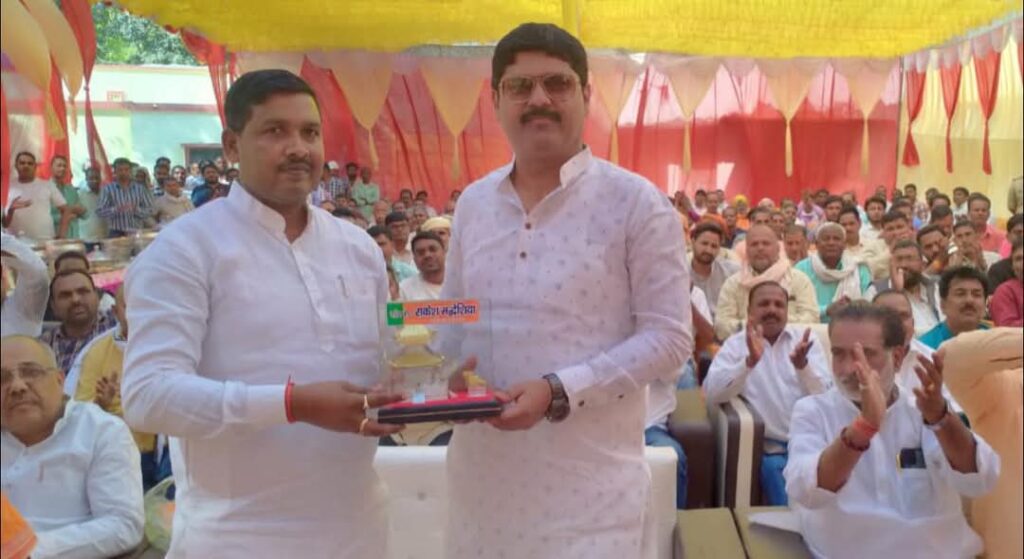 नौतनवा ब्लॉक में होली मिलन समारोह, पुष्प वर्षा कर विधायक ने खेली होली