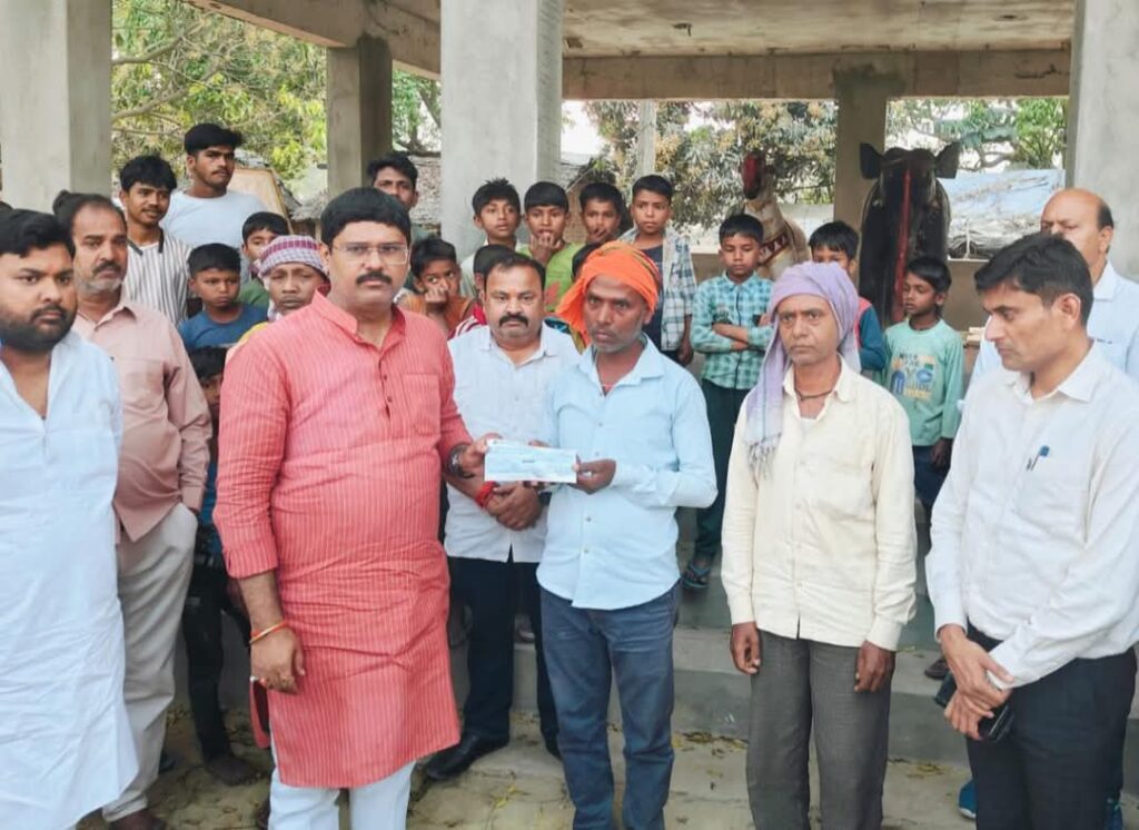 दुःख की घड़ी में विधायक ऋषि त्रिपाठी ने बढ़ाया मदद का हाथ, दिए एक, एक लाख