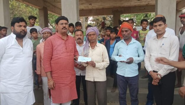 दुःख की घड़ी में विधायक ऋषि त्रिपाठी ने बढ़ाया मदद का हाथ, दिए एक, एक लाख