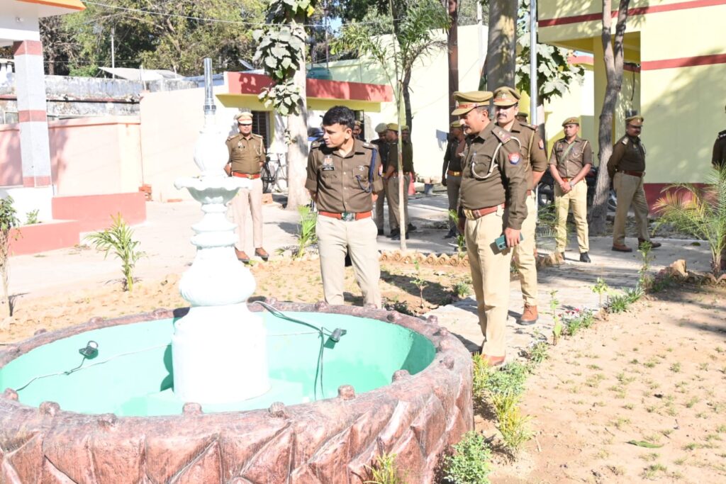 त्यौहारों के मद्देनजर पुलिस अधीक्षक महराजगंज ने किया थानों का औचक निरीक्षण