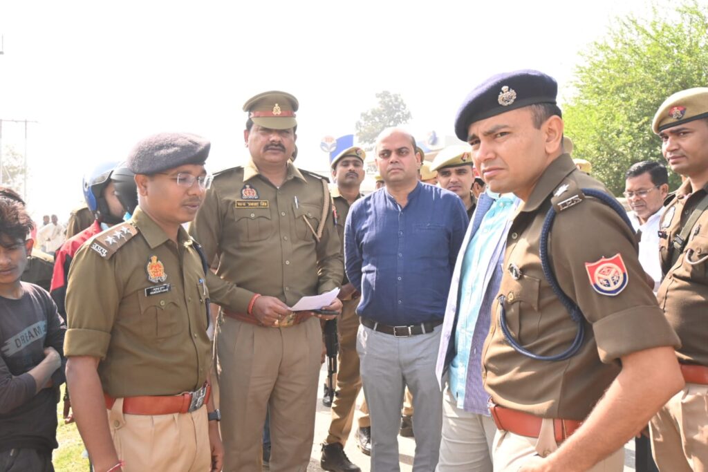 बृजमनगंज में बोलेरो दुर्घटना: परीक्षा देने जा रही तीन छात्राओं की मौत, पहुंचे डीएम, एसपी