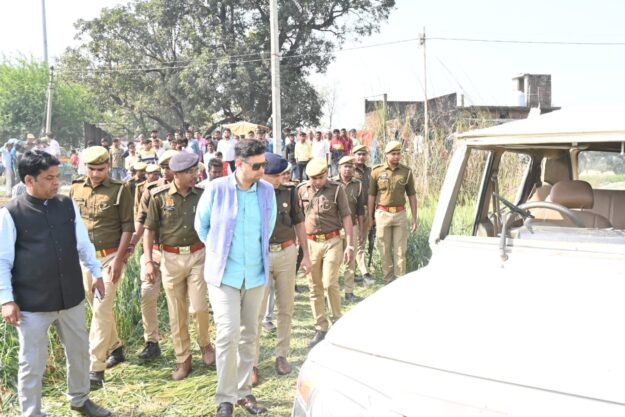 बृजमनगंज में बोलेरो दुर्घटना: परीक्षा देने जा रही तीन छात्राओं की मौत, पहुंचे डीएम, एसपी