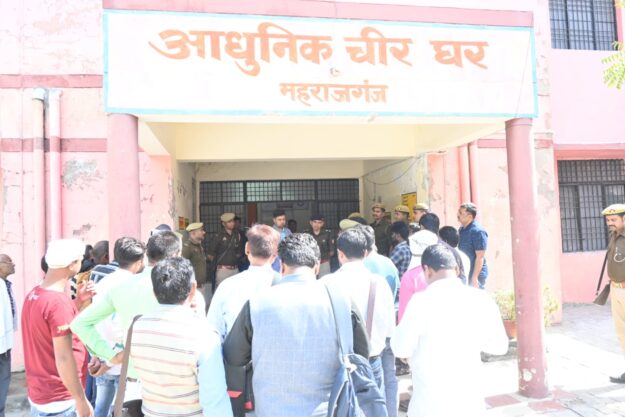 बृजमनगंज में बोलेरो दुर्घटना: परीक्षा देने जा रही तीन छात्राओं की मौत, पहुंचे डीएम, एसपी