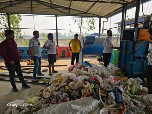 नगर पालिका अध्यक्ष ने किया कूड़ा डंपिंग ग्राउंड का निरीक्षण, मशीनों के रखरखाव पर दिया जोर