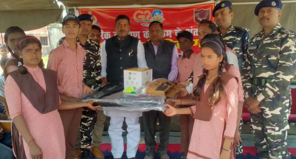 एसएसबी के नागरिक कल्याण कार्यक्रम में ब्लॉक प्रमुख ने बच्चों में वितरित किए खेल उपकरण