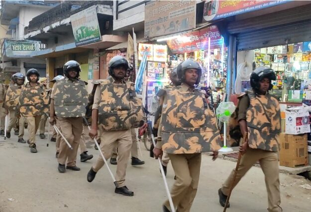 होली और रमजान को लेकर प्रशासन अलर्ट, नौतनवा और सोनौली में पुलिस ने किया फ्लैग मार्च