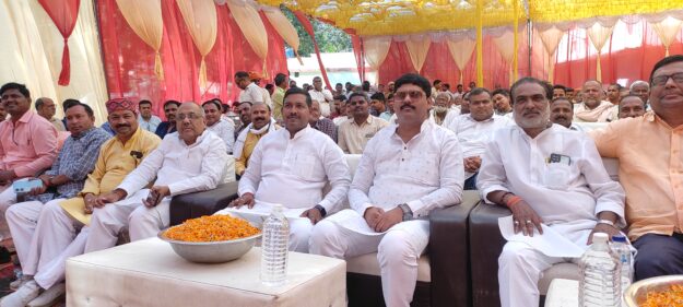 नौतनवा ब्लॉक में होली मिलन समारोह, पुष्प वर्षा कर विधायक ने खेली होली