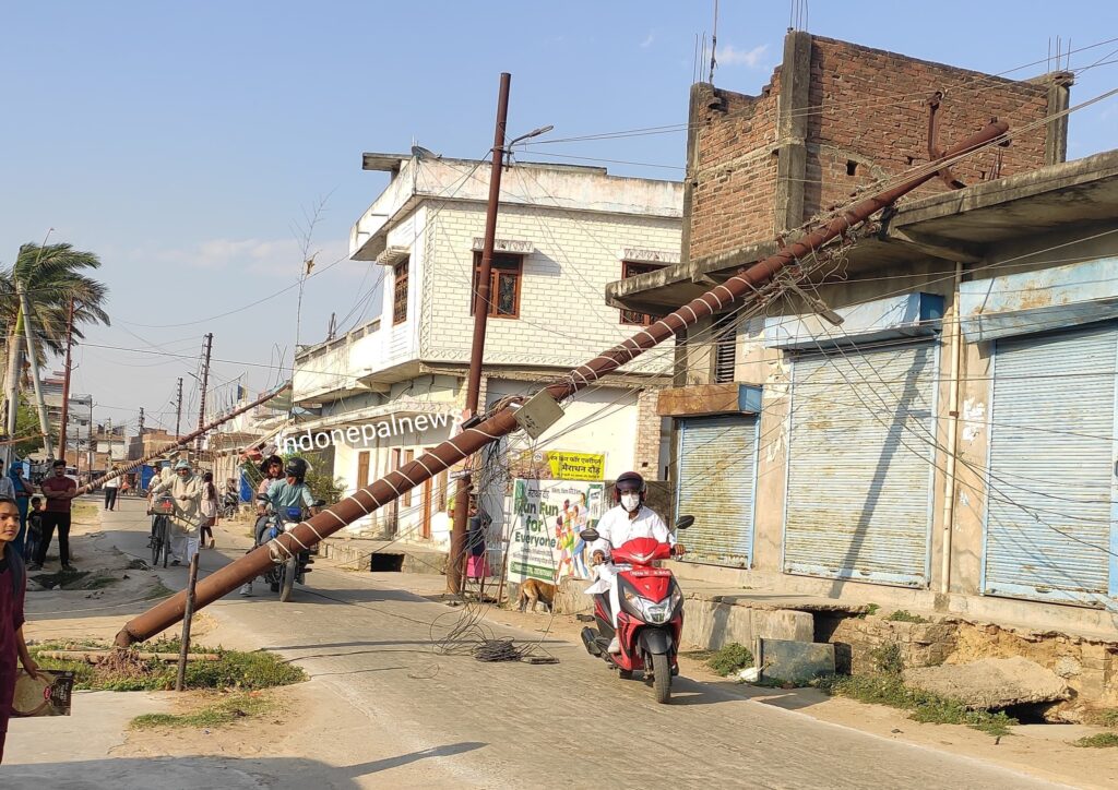 सोनौली, जुगौली सड़क पर गिरा दो विद्युत पोल,आवागमन बाधित