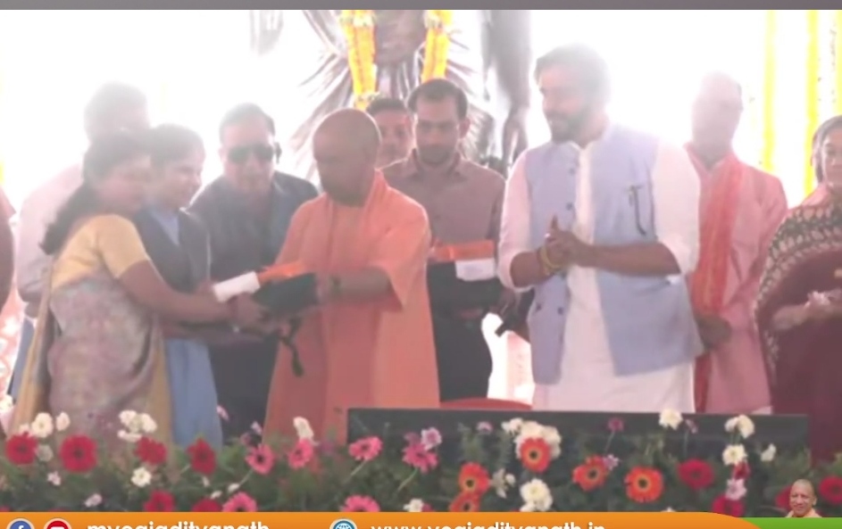 गोरखपुर: सीएम योगी ने जन-कल्याणकारी योजनाओं की प्रदर्शनी का किया उद्घाटन