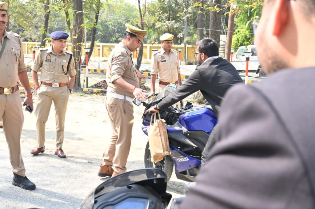 पुलिस कप्तान की यातायात जांच में पकड़े गए बिना हेलमेट कई पुलिसकर्मी,हुई कार्रवाई