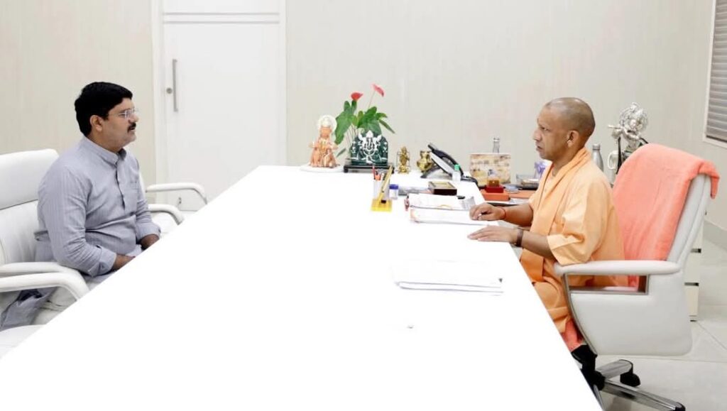 नौतनवा विधायक विधानसभा के विकास कार्यों को लेकर मुख्यमंत्री योगी आदित्यनाथ से की मुलाक़ात