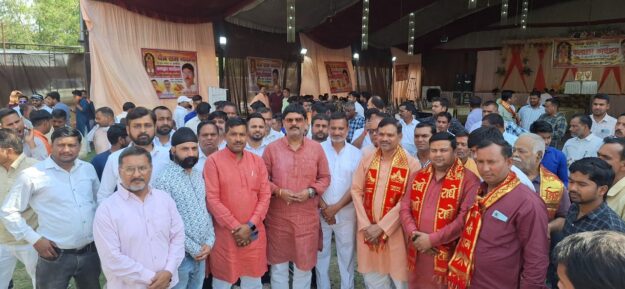 नौतनवा में भव्य फलाहार कार्यक्रम, गंगा-जमुनी तहजीब की अनूठी मिसाल