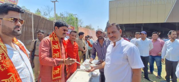 नौतनवा में भव्य फलाहार कार्यक्रम, गंगा-जमुनी तहजीब की अनूठी मिसाल