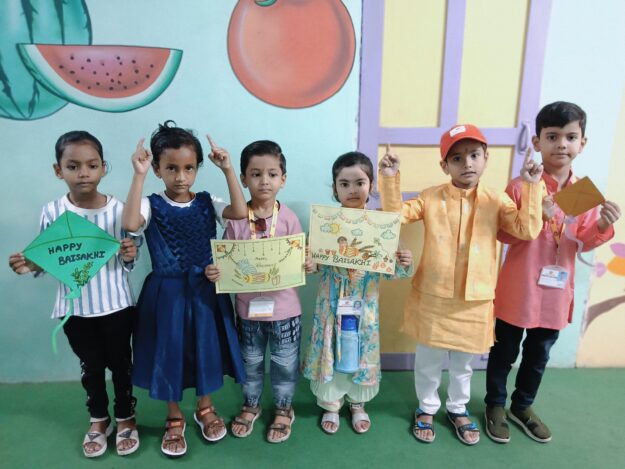 नौतनवा के बचपन स्कूल में नन्हे बच्चों ने धूमधाम से मनाया बैसाखी पर्व