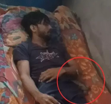 पत्नी ने प्रेमी संग मिलकर पति की गला घोंटकर की हत्या, शव के नीचे दबाया सांप