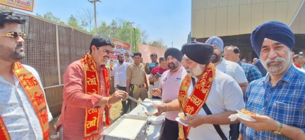 नौतनवा में भव्य फलाहार कार्यक्रम, गंगा-जमुनी तहजीब की अनूठी मिसाल