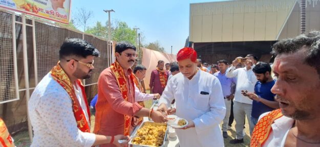 नौतनवा में भव्य फलाहार कार्यक्रम, गंगा-जमुनी तहजीब की अनूठी मिसाल