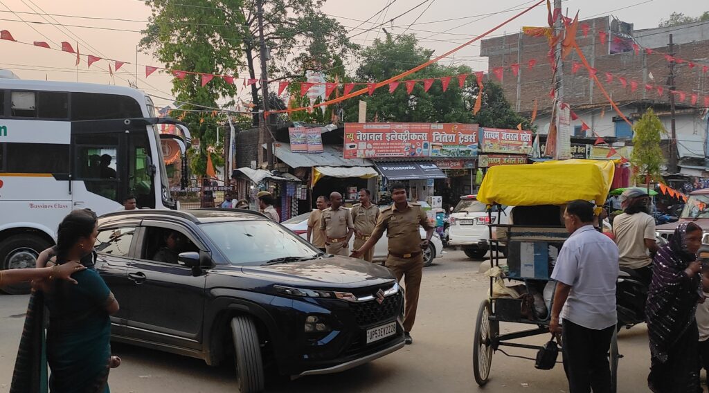 सोनौली बॉर्डर पर मालवाहक व पर्यटक वाहनों की लंबी कतार, पुलिस जाम से रही हलकान