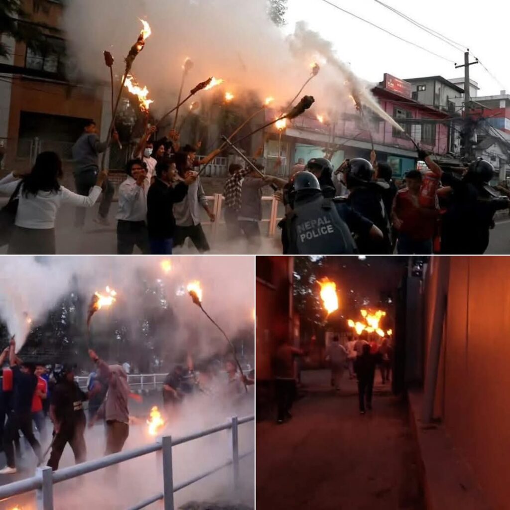 काठमांडू में प्रधानमंत्री और गृहमंत्री का पुतला दहन