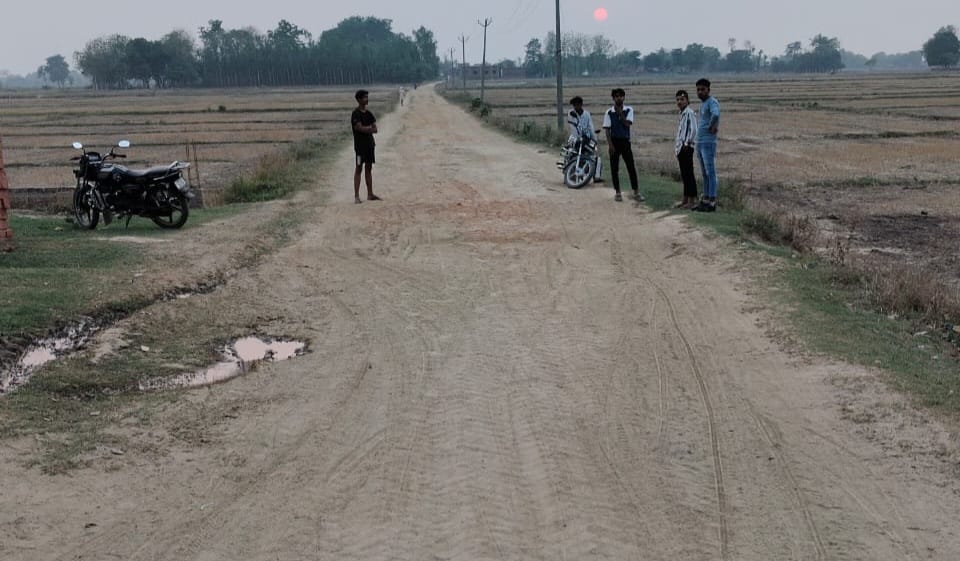 नौतनवा: दशकों से कच्ची है चकदह शाहपुर मार्ग से जवाहवा को जोड़ने वाली मुख्य सड़क, जिम्मेदार बेखबर