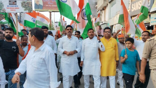 भारत-नेपाल सीमा पर निकली विशाल शौर्य तिरंगा यात्रा, गूंजा सोनौली