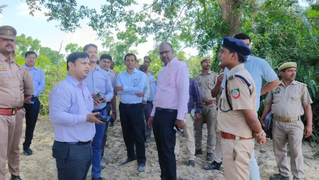 महराजगंज डीएम तीन किमी पैदल चलकर महाव नाले का किए निरीक्षण
