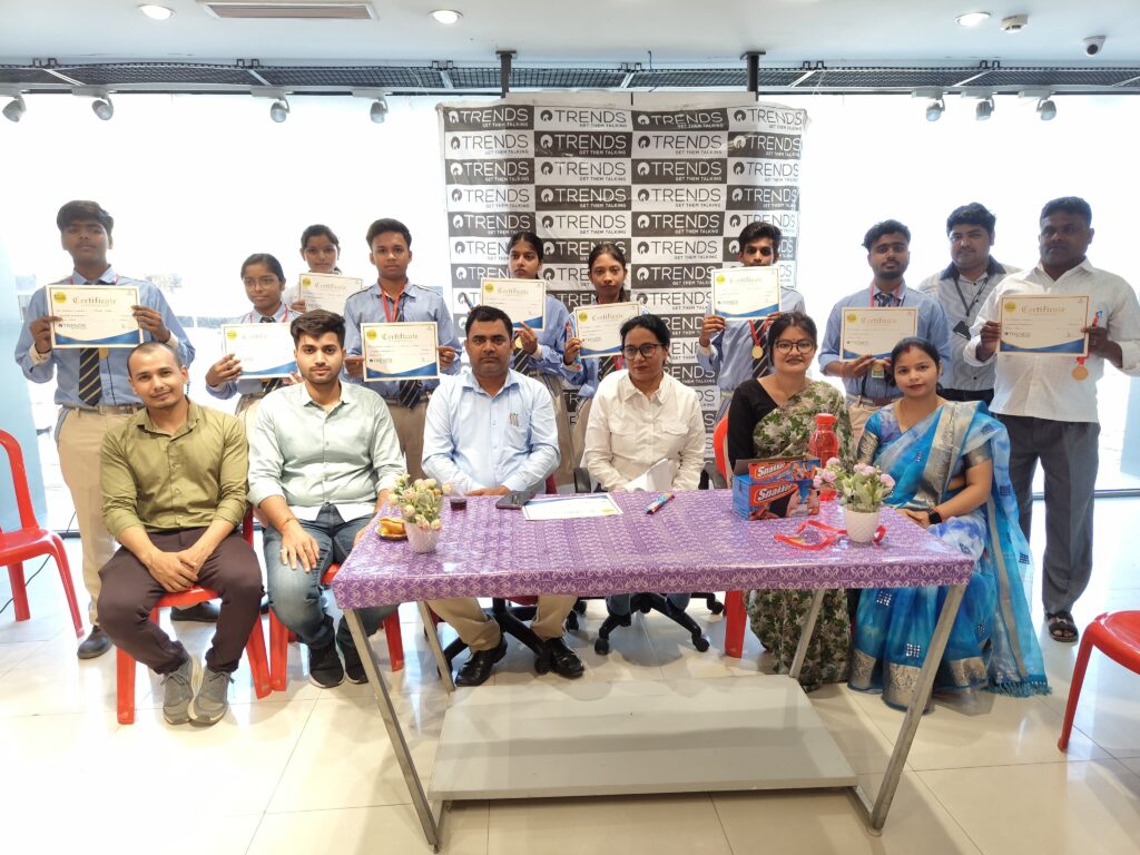रिलायंस ट्रेंड्स नौतनवा में एबी इंटरनेशनल स्कूल के टॉपर्स हुए सम्मानित