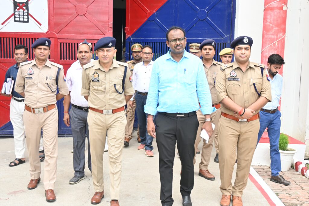 जिलाधिकारी व पुलिस अधीक्षक ने किया जिला कारागार महराजगंज का आकस्मिक निरीक्षण