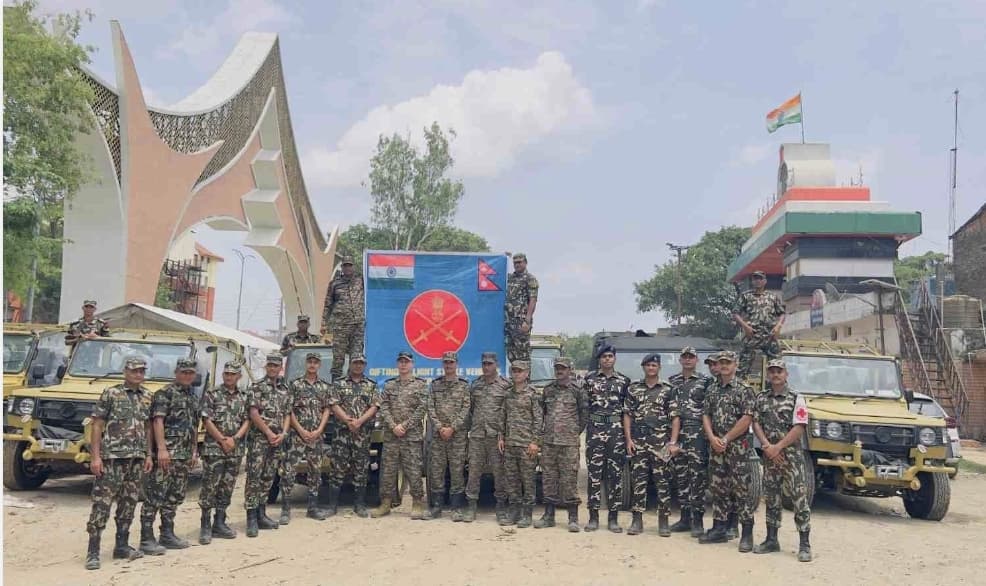 भारतीय सेना ने नेपाली सेना को 6 लाइट स्ट्राइक वाहन भेंट कर साझा किया भाईचारे का संदेश