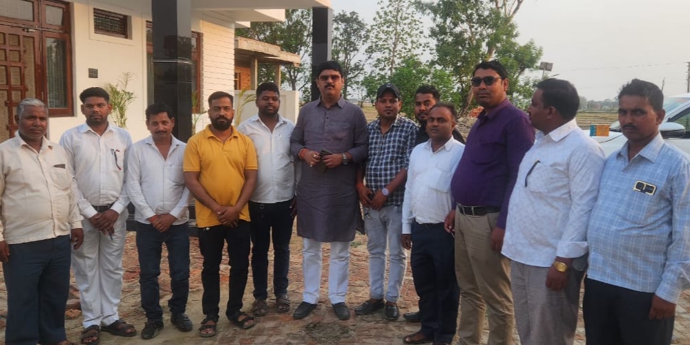 सोनौली नगर पंचायत के सभासदों ने विधायक से की मुलाकात